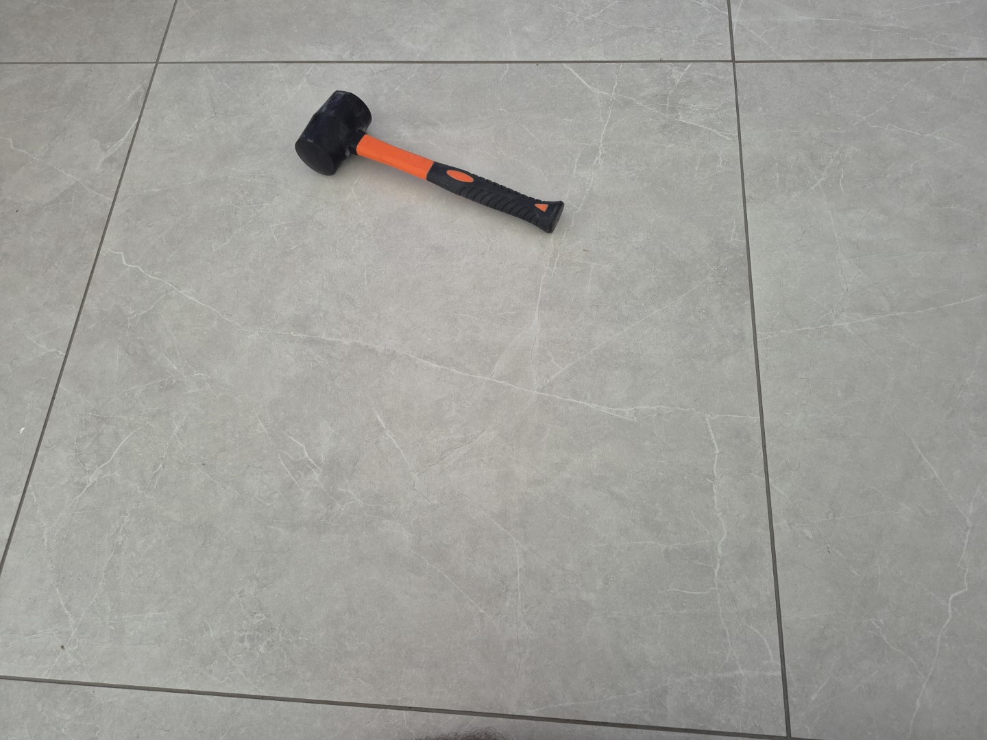 בדיקת נקישה לגילוי חללים בריצוף